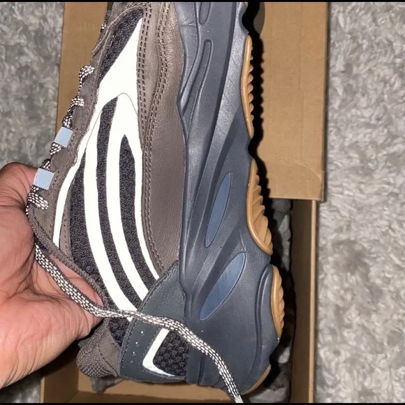 Yeezy Boost 700 Size 6 - Picture 5 of 6